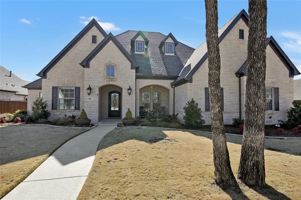 805 Lyndsey Way