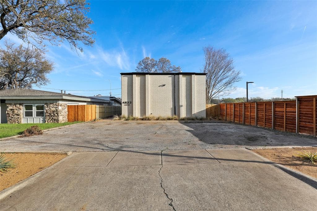 4832 Locke Ave