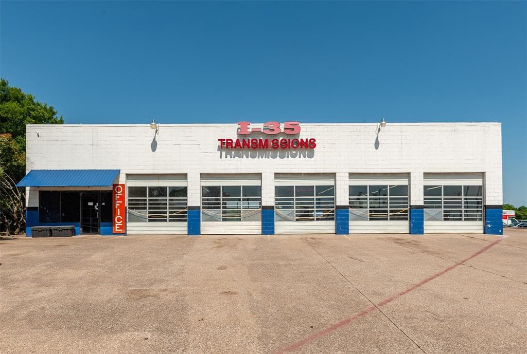 1462 N Interstate 35 E