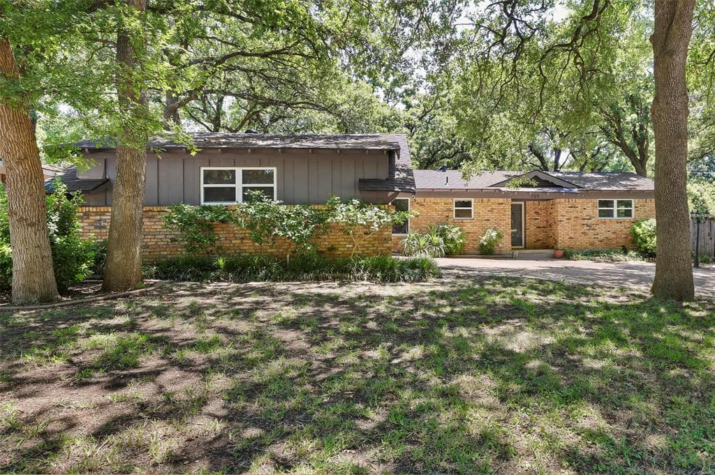 705 Oakwood Dr