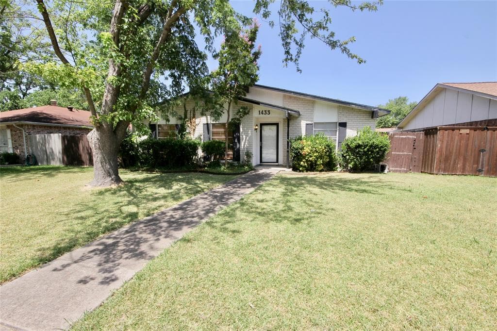 1433 Meandering Way