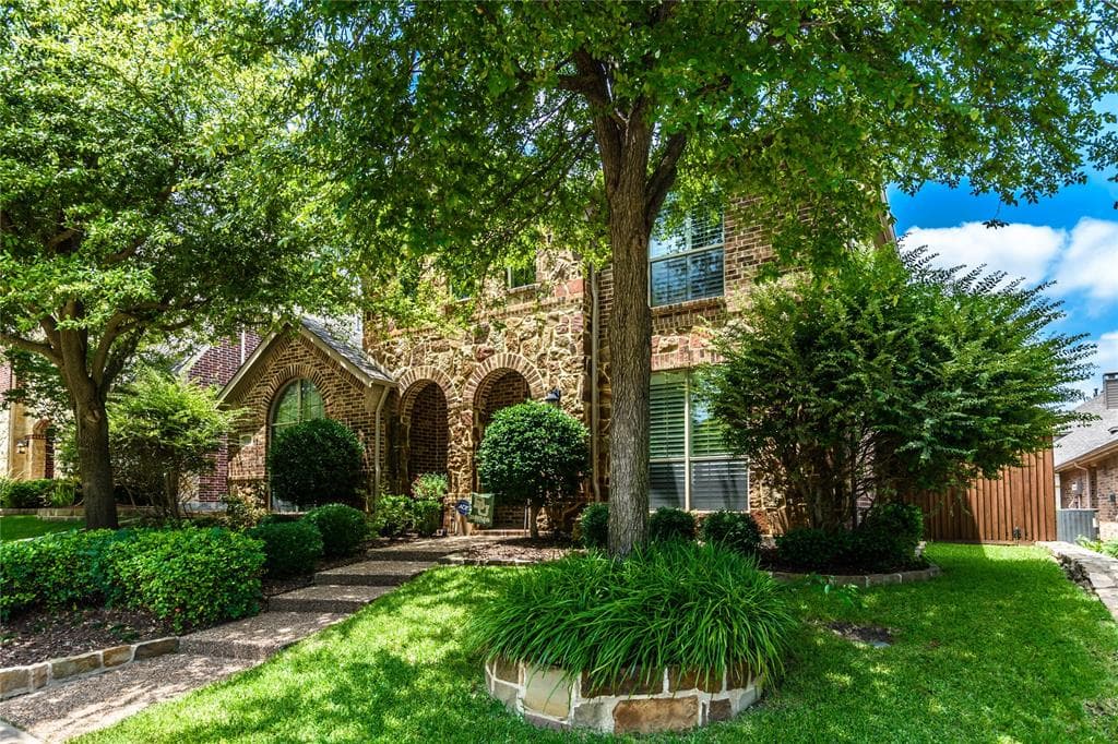 932 Crestmoor Dr