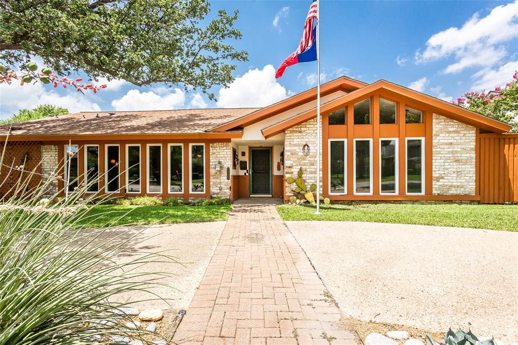 2805 Raintree Dr