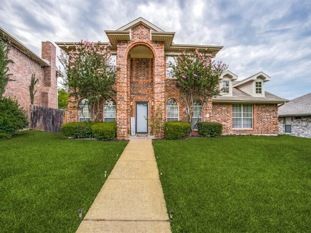 2415 Palisades Pl