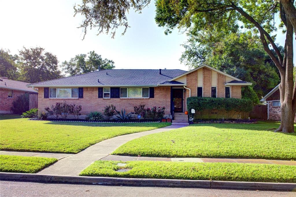8922 Sweetwater Dr