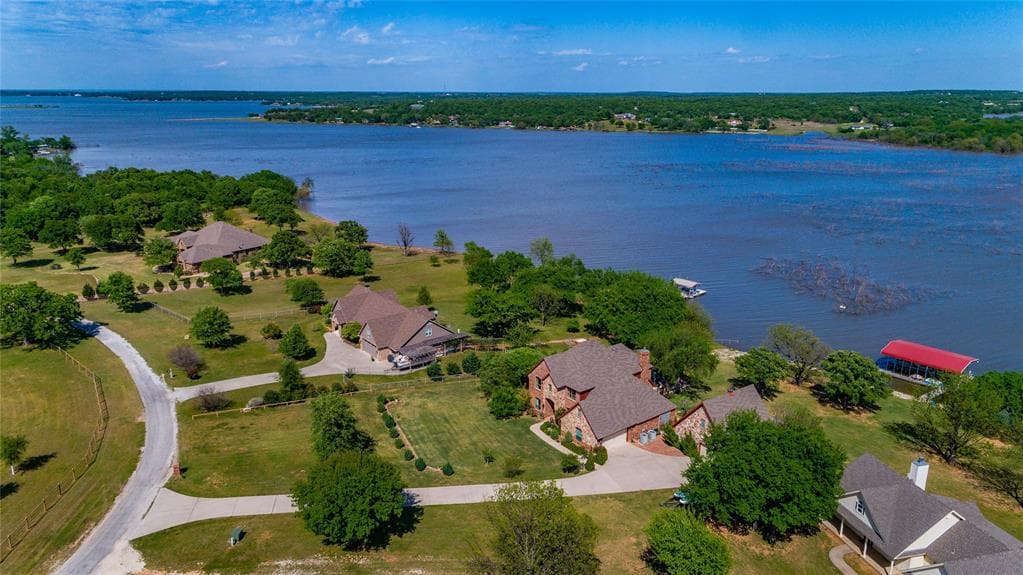 222 Lago Ln