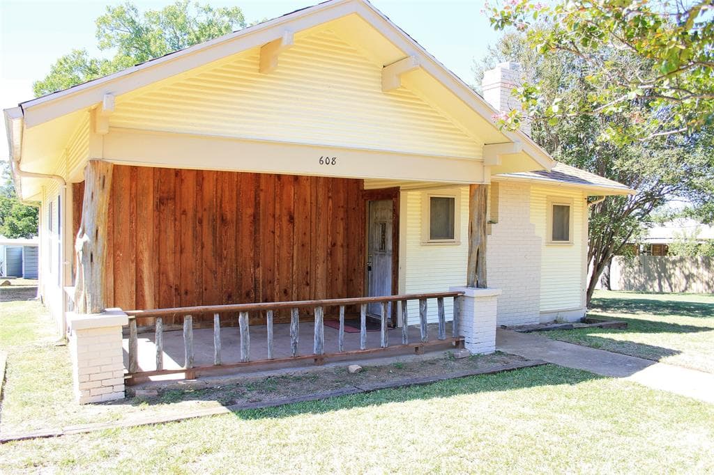 608 S Live Oak St
