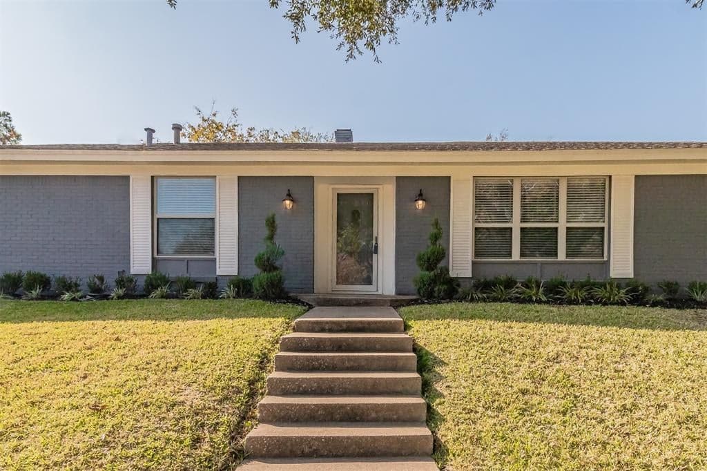 2221 Ravenwood Dr