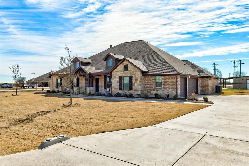 8901 Winding Way