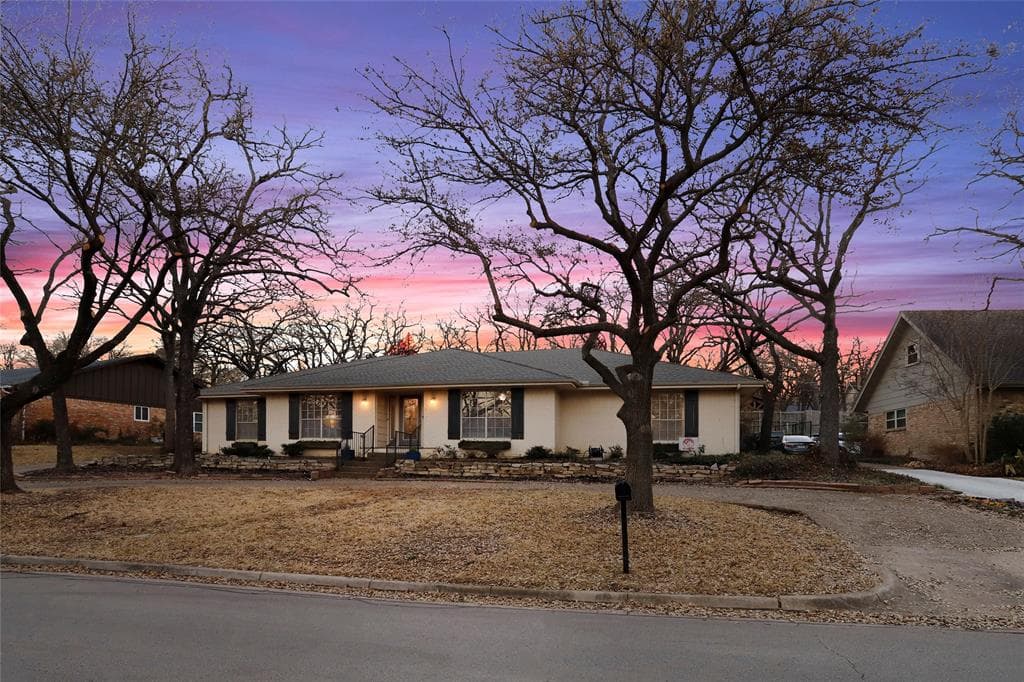 3115 Woodford Dr