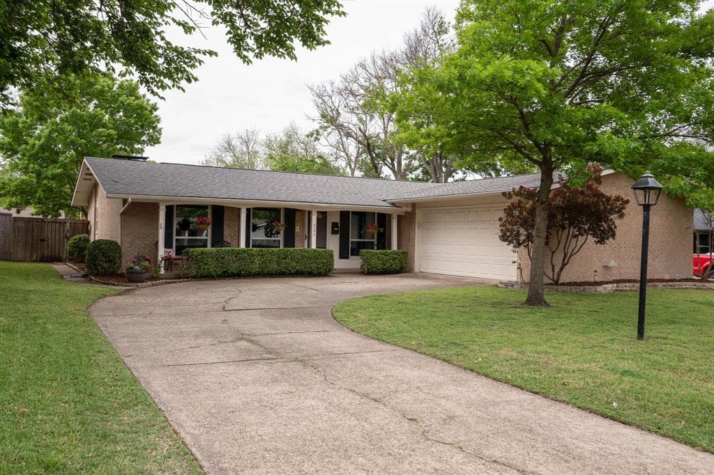 925 Wisteria Way