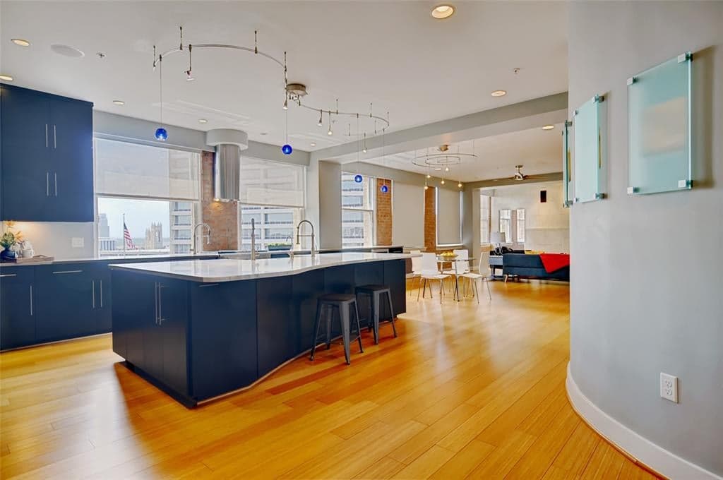 411 W 7th St Apt 704