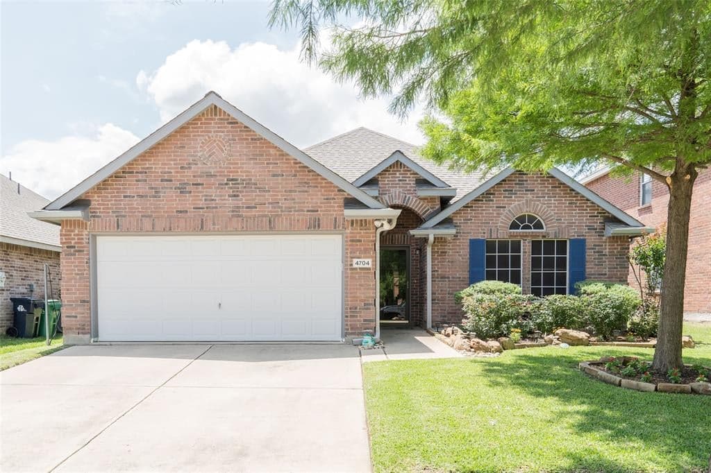 4704 Redbud Dr