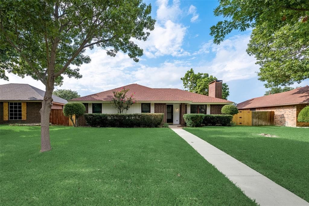 903 Meandering Way