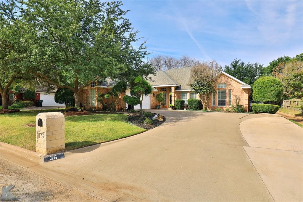 36 Hoylake Dr
