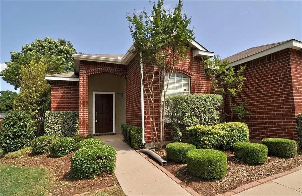 2715 Clark Dr