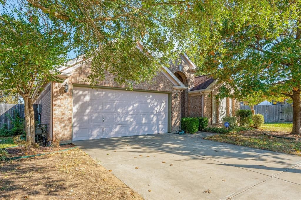 633 Oakbrook Dr