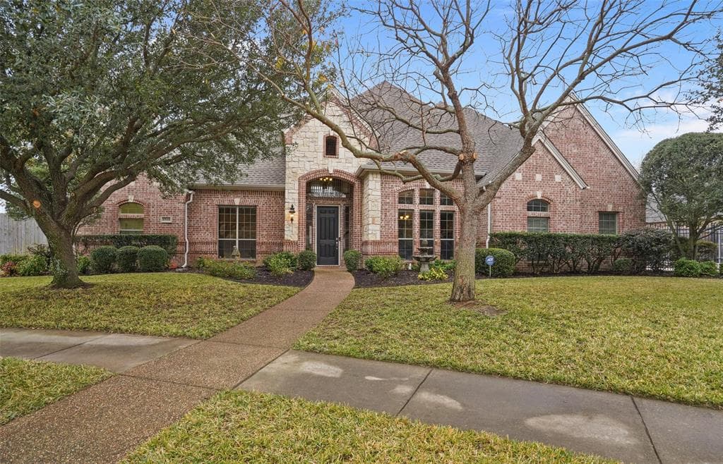 8946 Stratford Dr