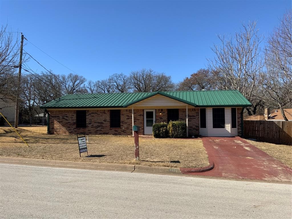 1121 Red Bud Dr