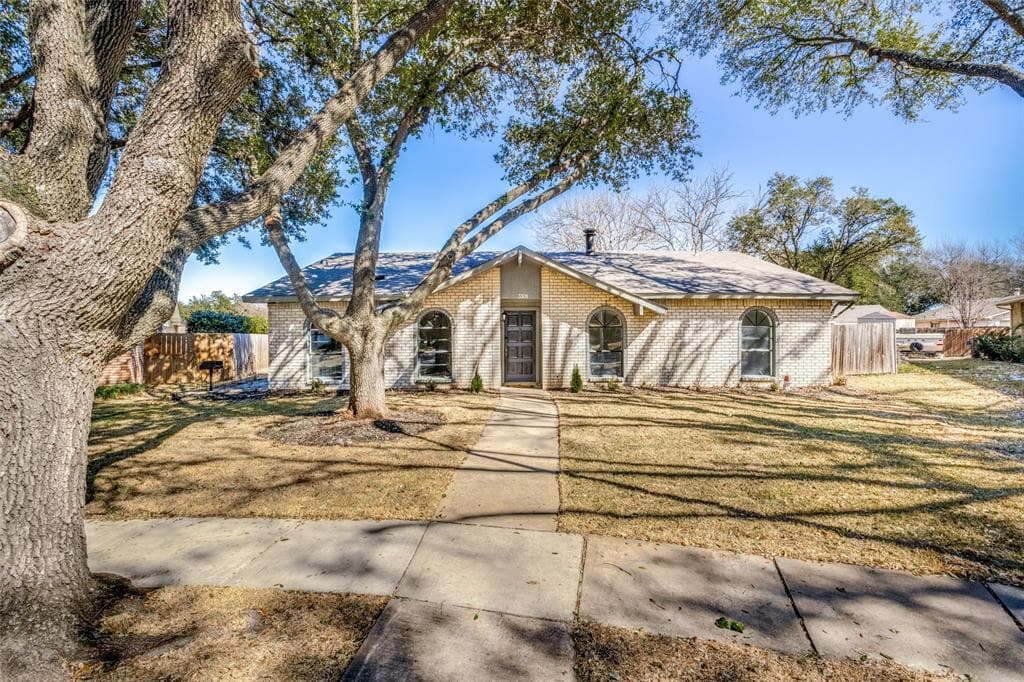 3301 Excalibur Cir