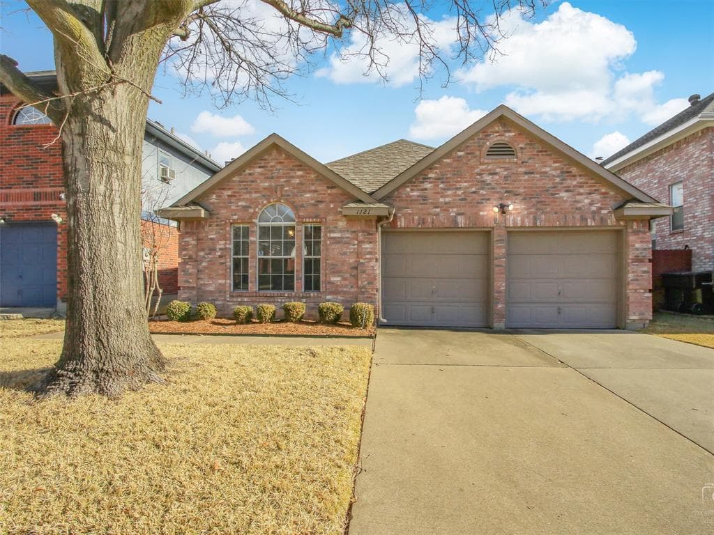 1121 Canoe Ln
