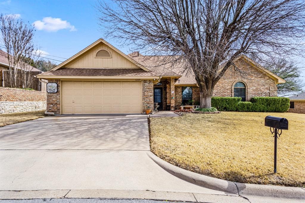 1209 Westbriar Dr