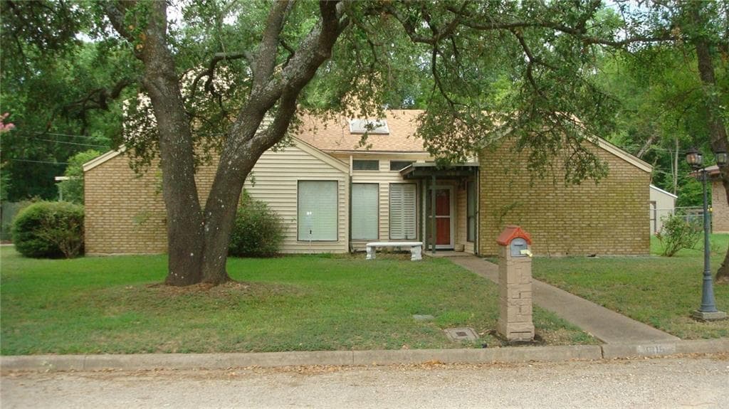 605 W Royal Oaks Dr