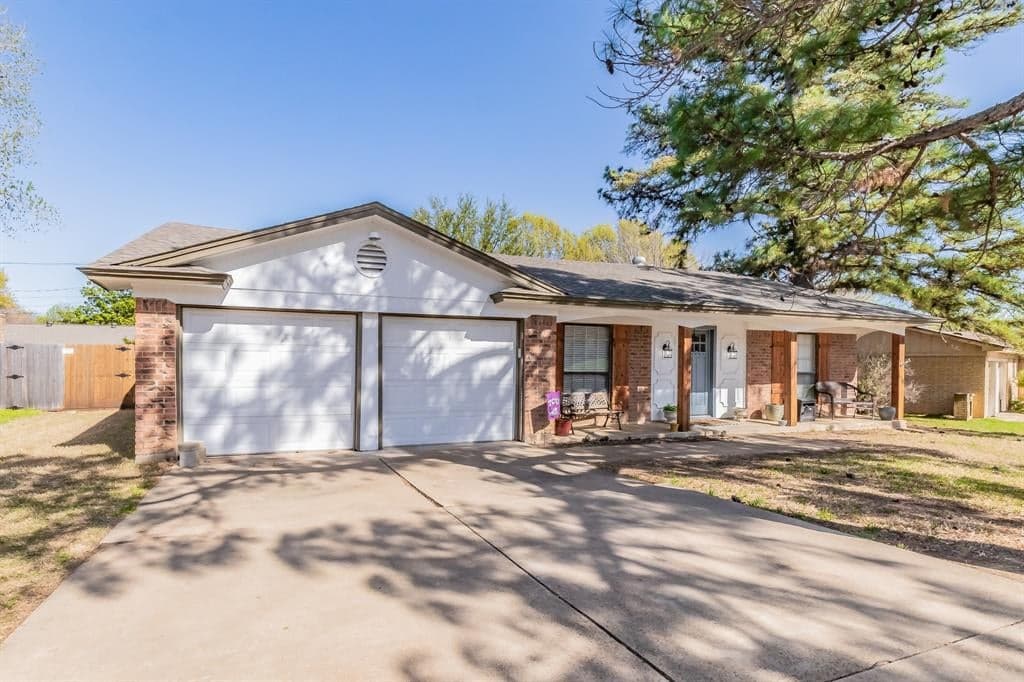 2112 Hurstview Dr