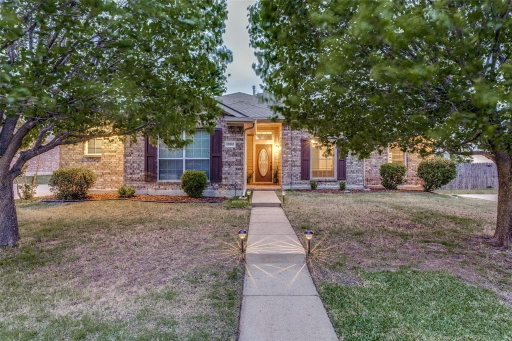 1302 Buckingham Dr