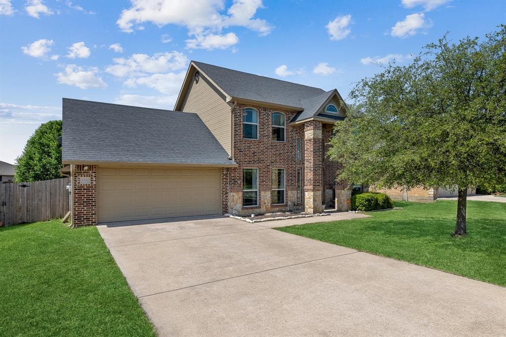 1721 Lakeway Dr