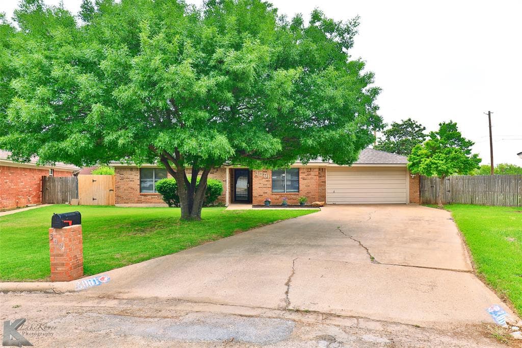 3001 Red Oak Cir