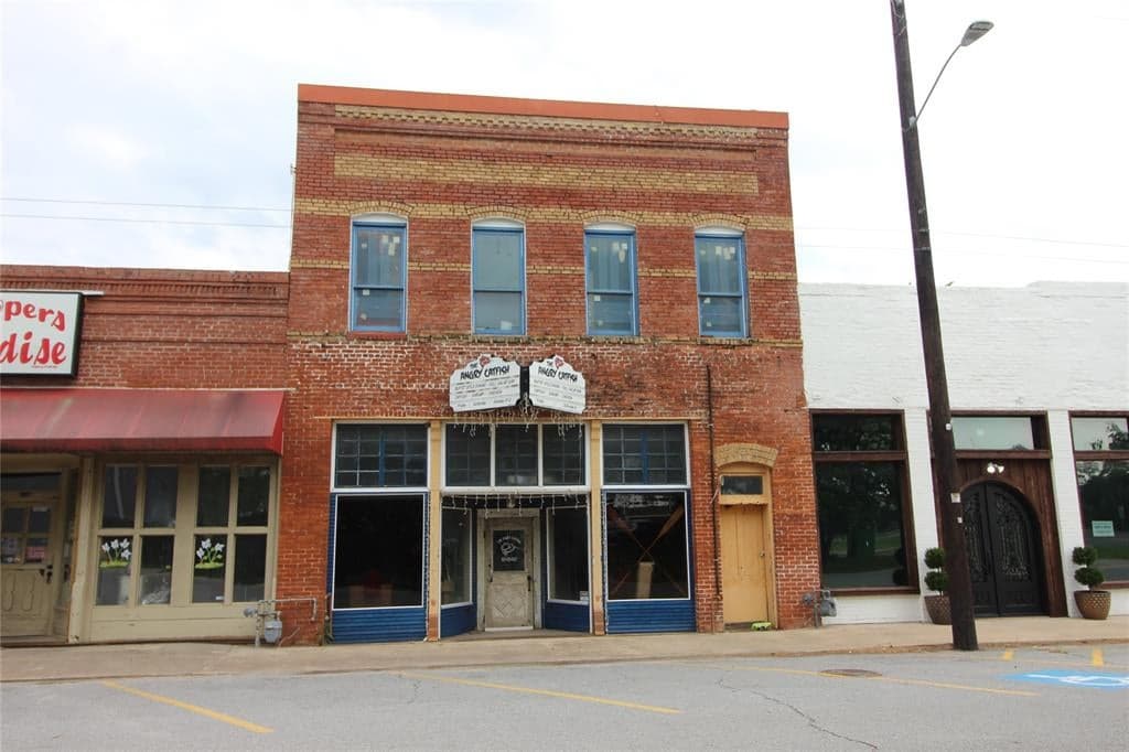 106 W Hughes St