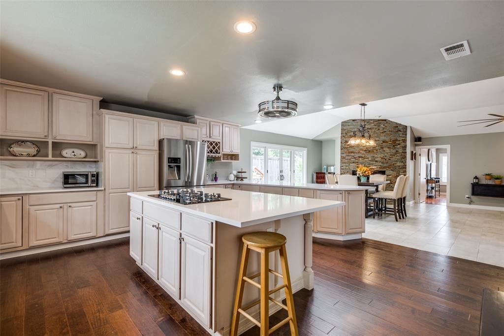 4541 Louisville Dr