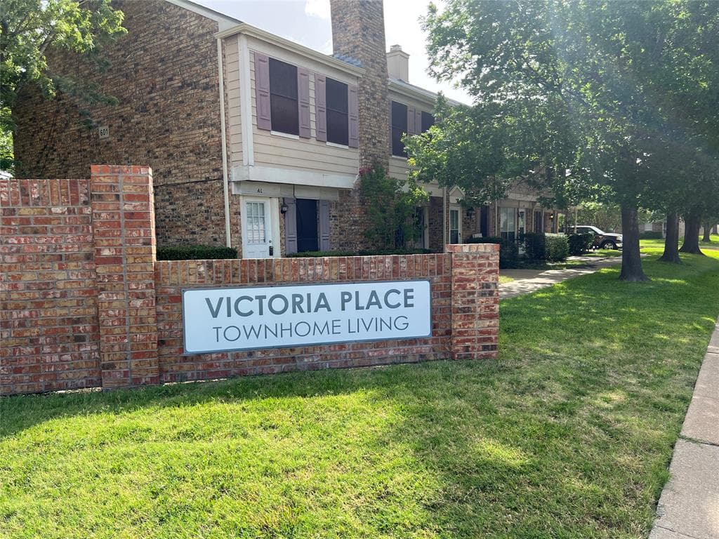 609 Carriagehouse Ln Apt 4c