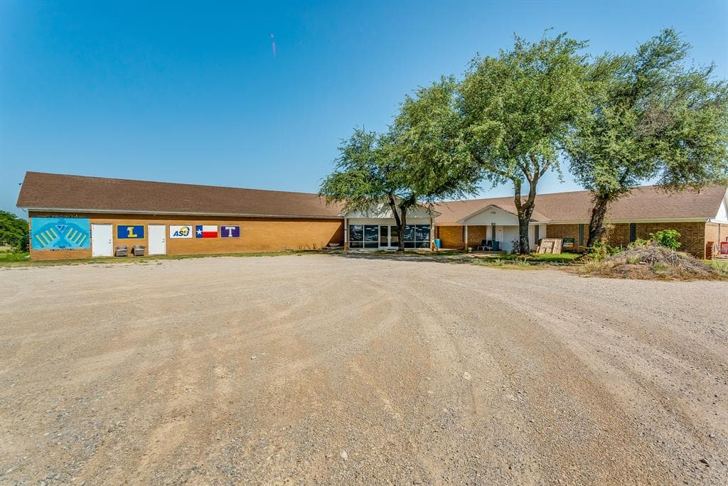 220 W Lipan Dr