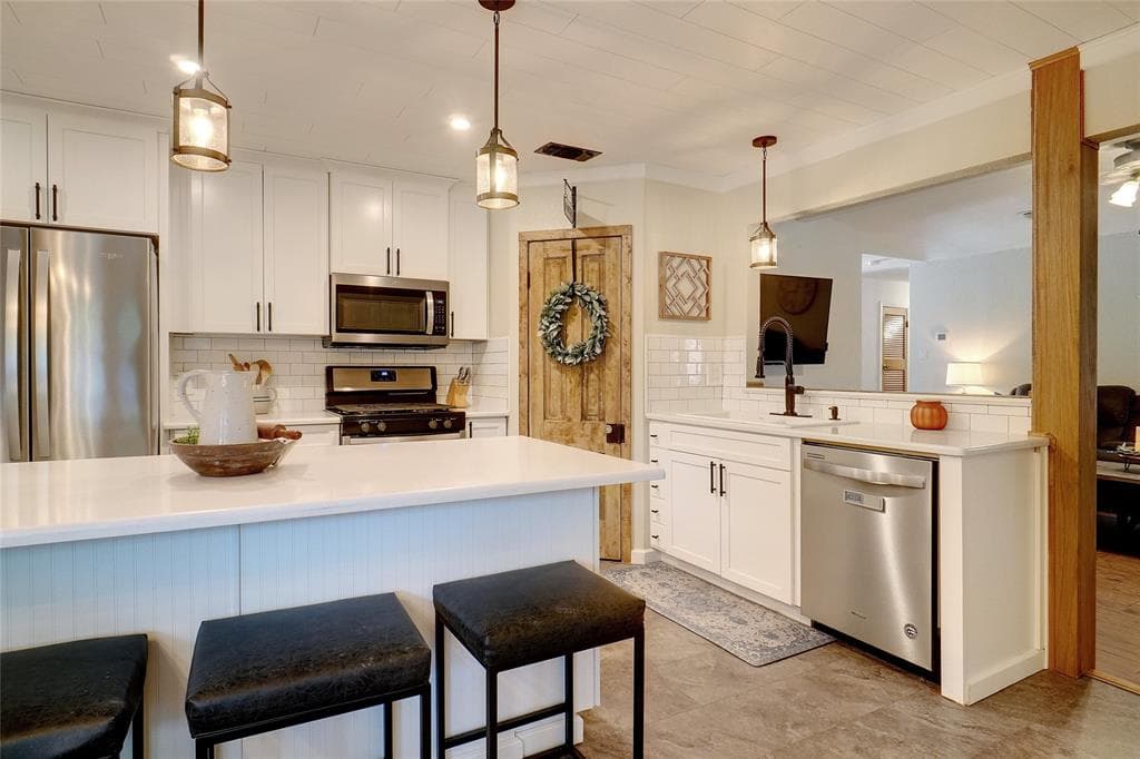 6417 Lakeside Dr