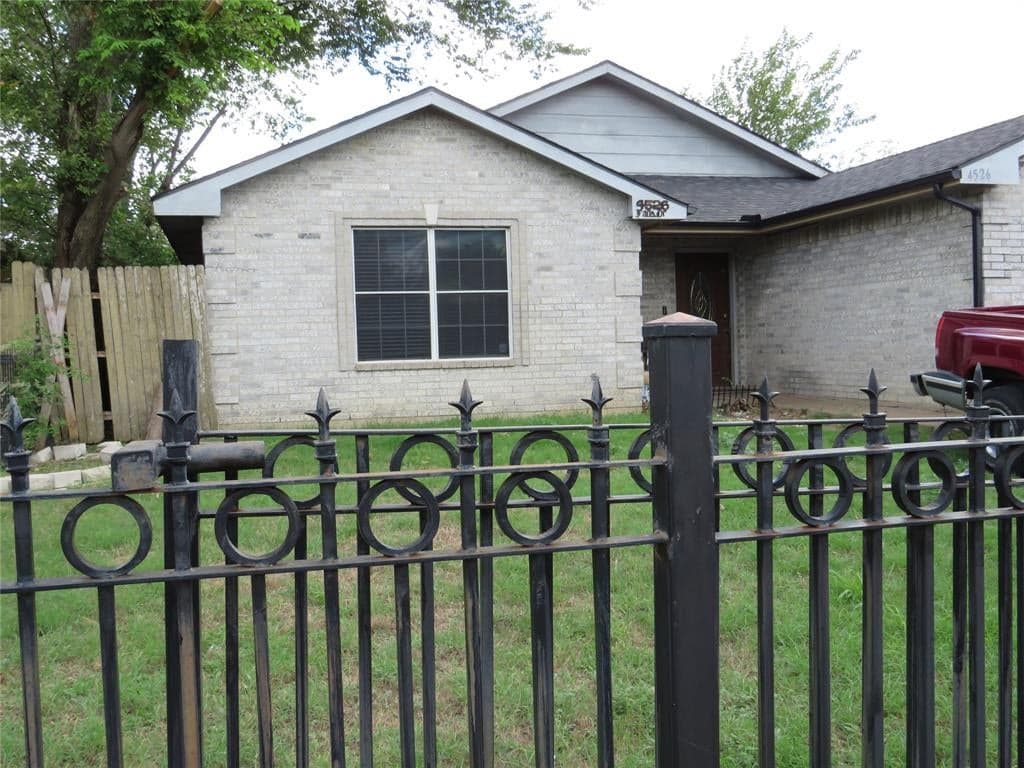 4526 Falls Dr