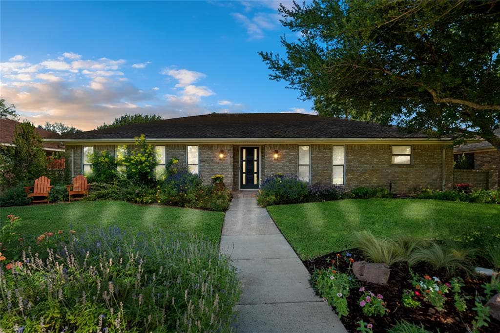 2105 Mistletoe Dr