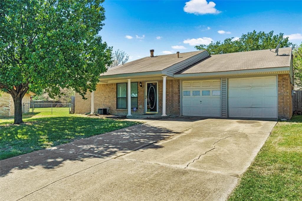 1305 S San Saba St