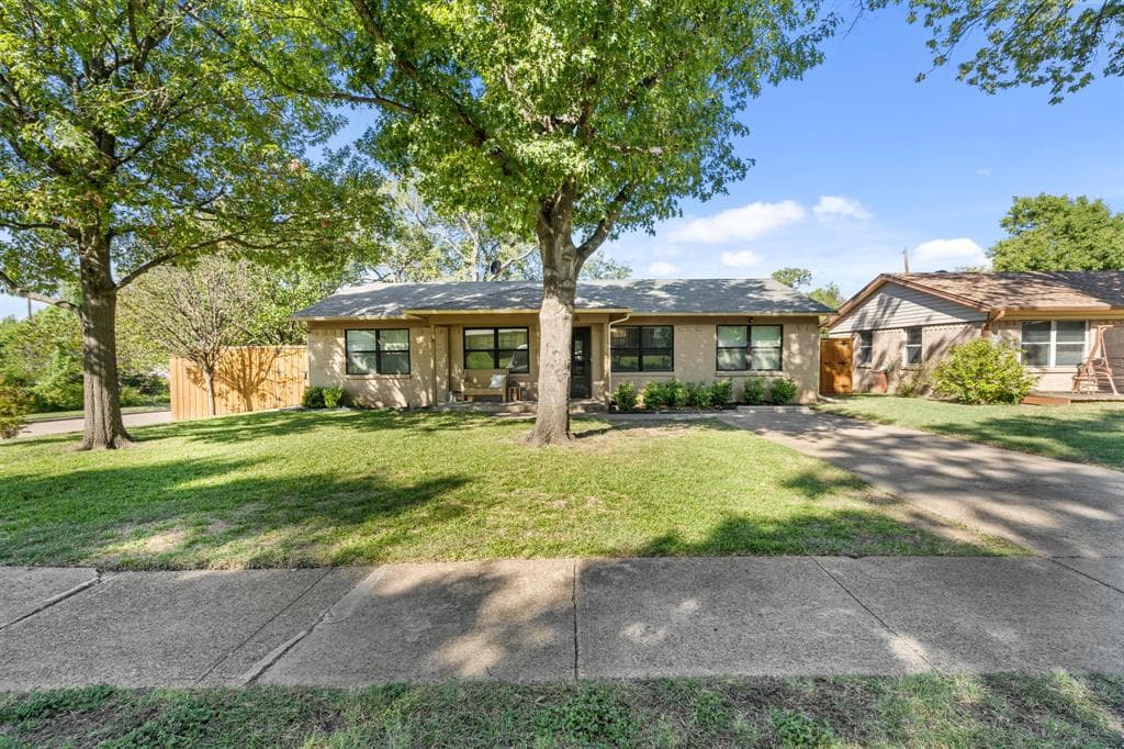 8805 Woodbrook Dr
