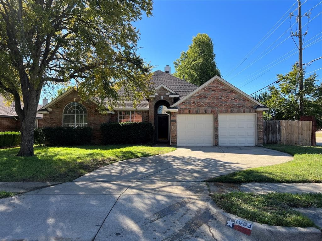 1833 Altacrest Dr