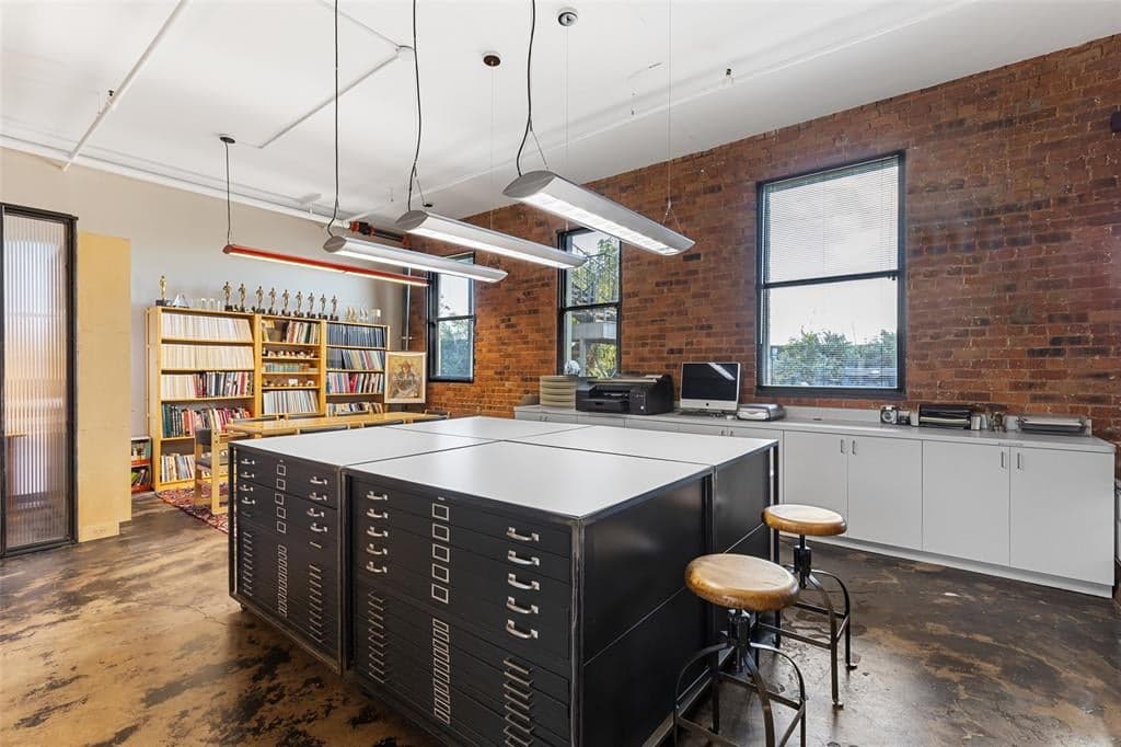 2220 S Harwood St Apt 105