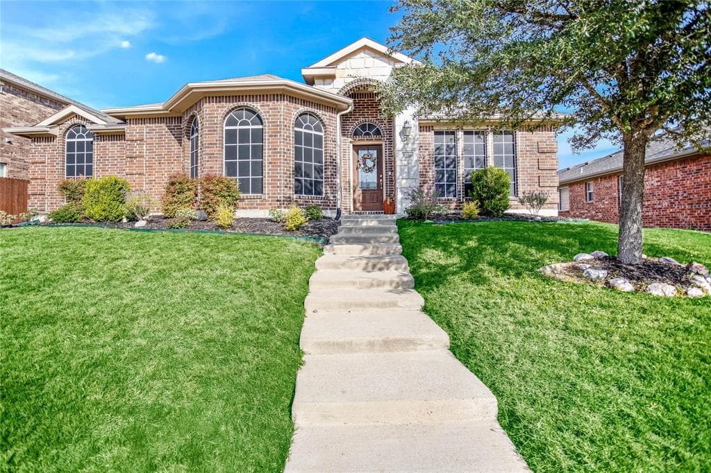1260 Waters Edge Dr