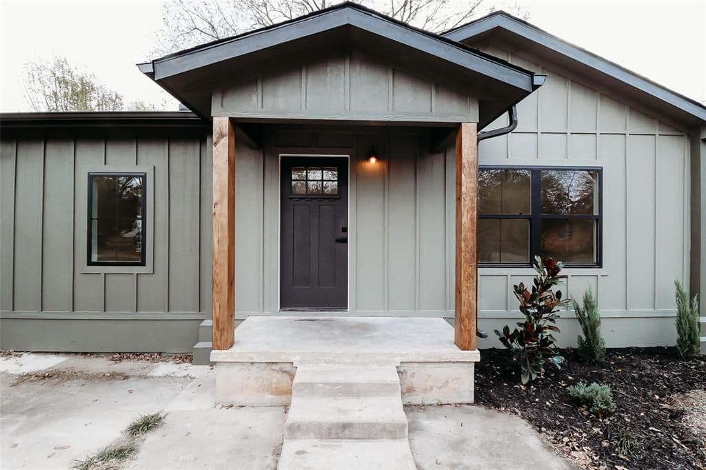 1204 Pecan St