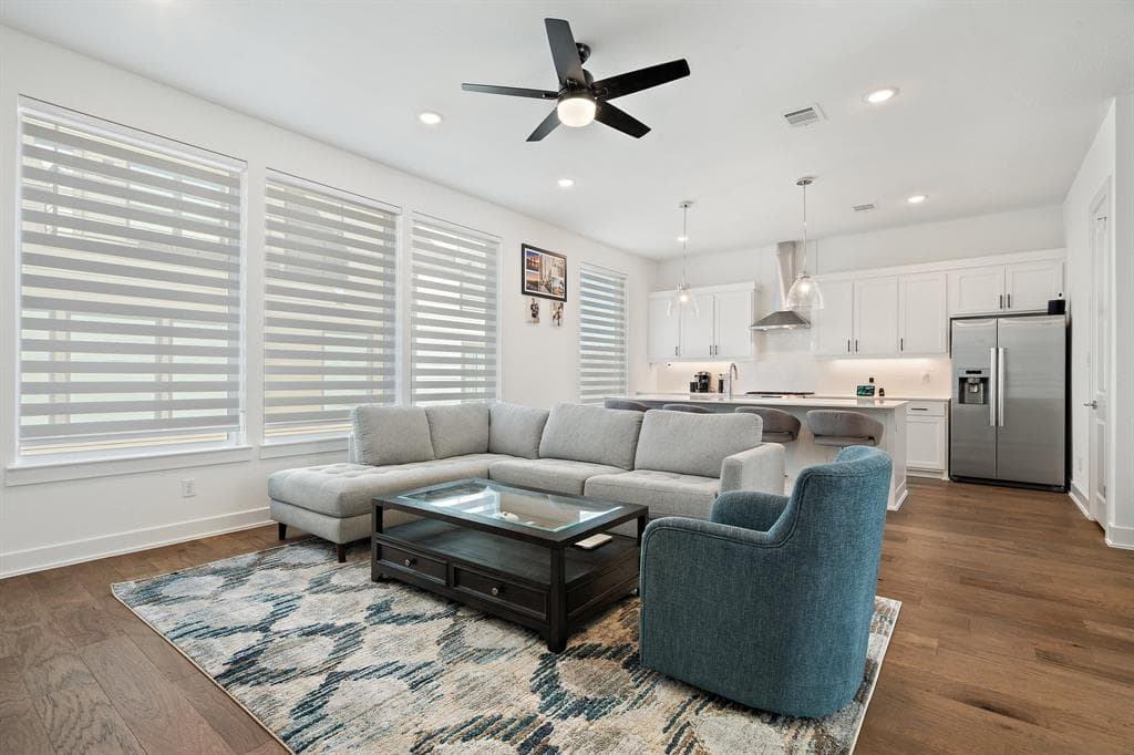 128 E Oscar Dr