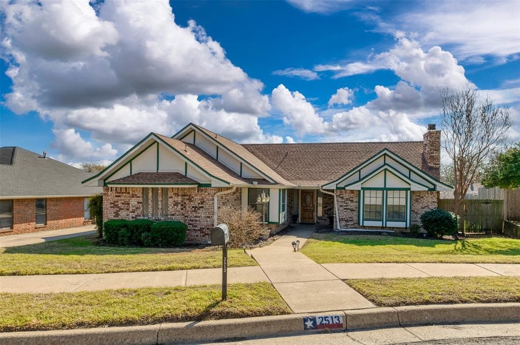 2513 Glenoaks Ct