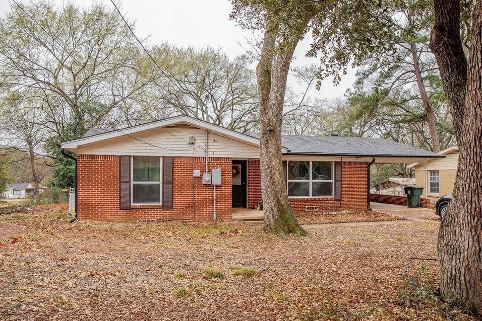 1526 Goliad St