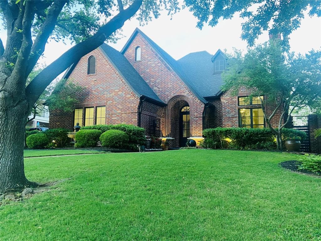 221 Country Club Dr