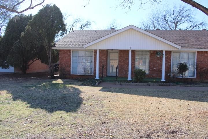 1526 N Pioneer Dr