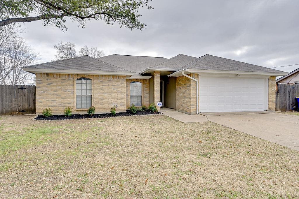6704 Lampe Ct